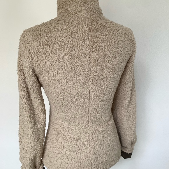 Patagonia fuzzy zip up sweater - Picture 3 of 4
